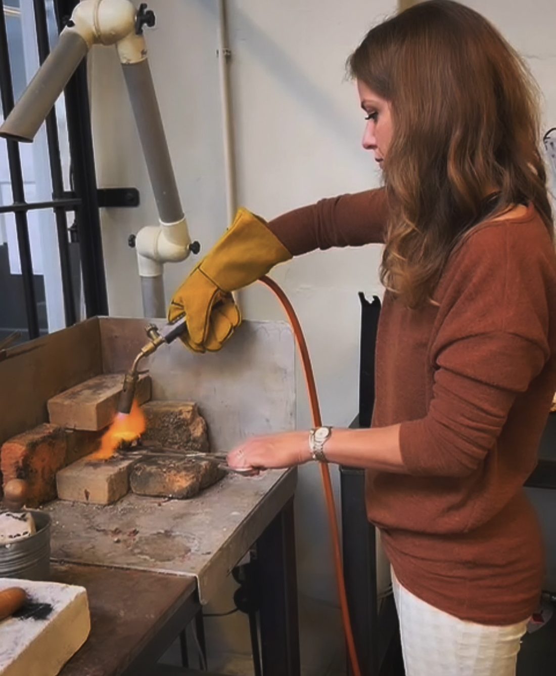 Renée aan het werk met de soldeerbrander